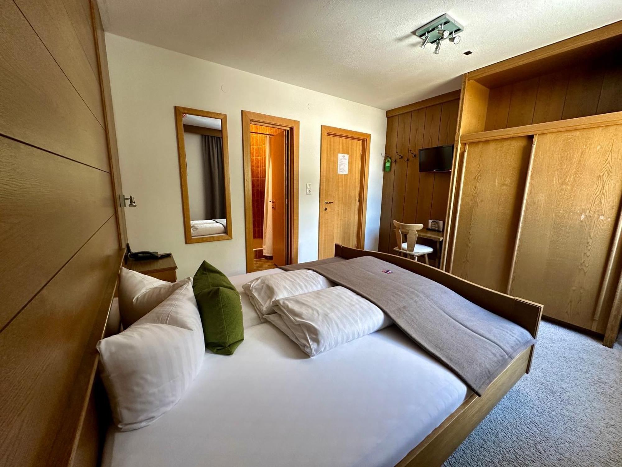 Hotel Zirbenhof Sankt Leonhard im Pitztal Room photo