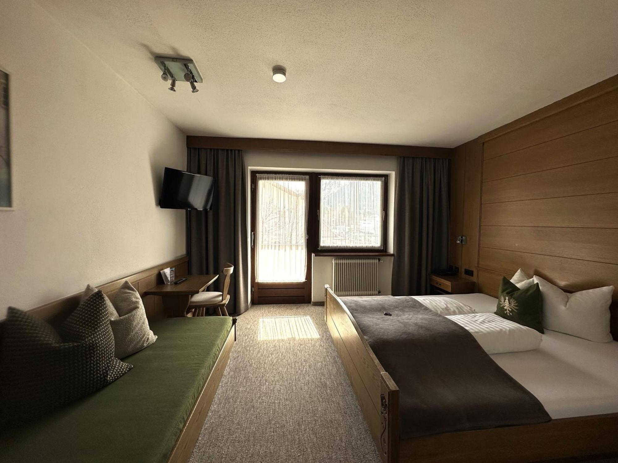 Hotel Zirbenhof Sankt Leonhard im Pitztal Room photo
