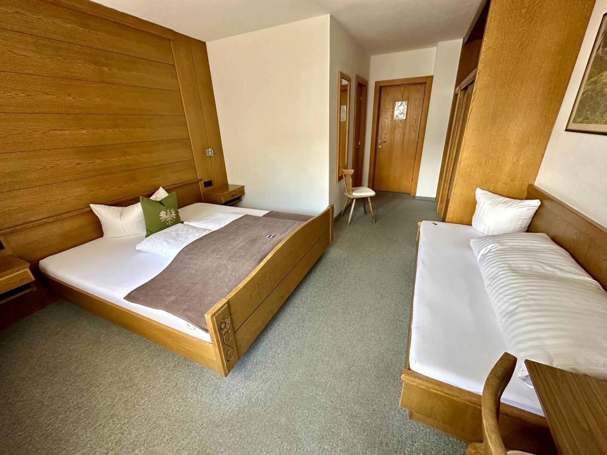 Hotel Zirbenhof Sankt Leonhard im Pitztal Room photo