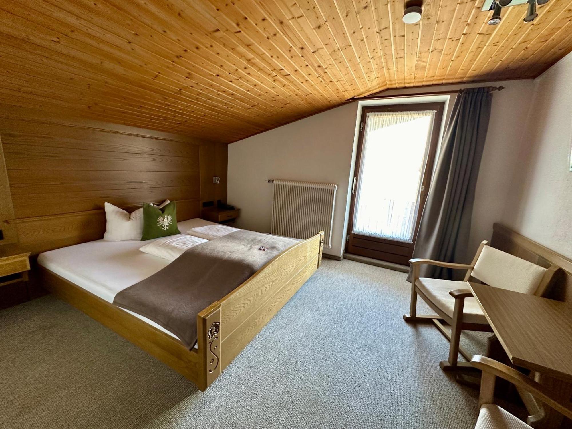 Hotel Zirbenhof Sankt Leonhard im Pitztal Room photo